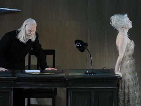 Die Walküre, acte 2on Wotan (Thomas J. Mayer) i Fricka (Sophie Koch) en la producció de Andreas Kriegenburg per l'òpera de Munic 2012