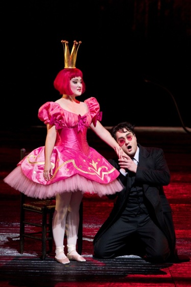 Erin Morley (Olympia) i Vittorio Grigolo (Hoffmann) a “Les Contes d’Hoffmann.” Foto: Marty Sohl/Metropolitan Opera