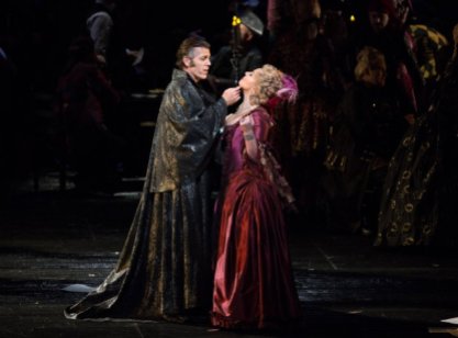 Thomas Hampson (Dapertutto) i Christine Rice (Giuletta) a “Les Contes d’Hoffmann.” Foto: Marty Sohl/Metropolitan Opera