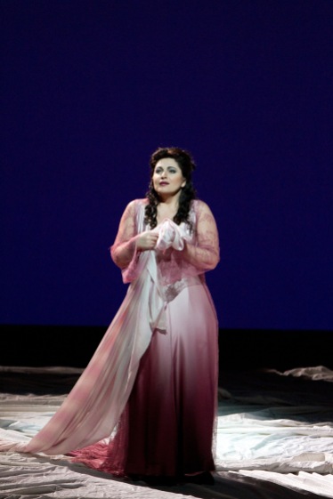 Hibla Gerzmava (Antonia) a “Les Contes d’Hoffmann.” Foto: Marty Sohl/Metropolitan Opera