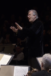 Sir John Eliot Gardiner dirigint la Missa en Si menor de Bach a la Sala Philharmonie de París 3 d'abril de 2015